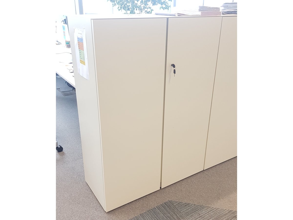 Armoires métalliques ASTRID OCCASION adopte un bureau