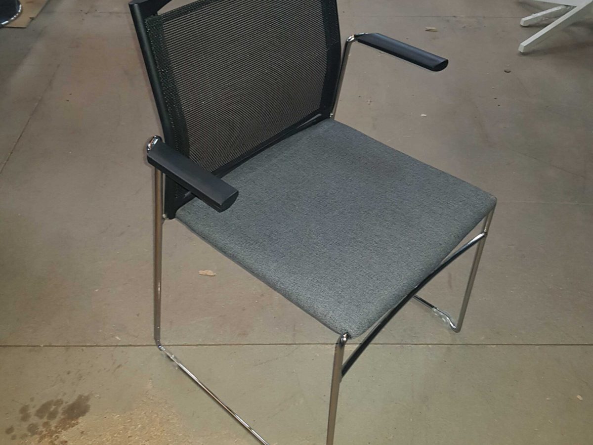 Chaise de réunion empilable Qirikou Grise - OCCASION – Image 3