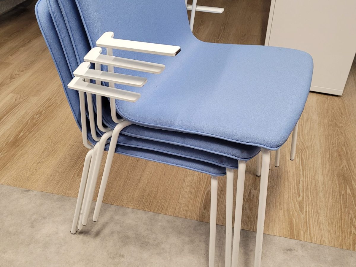 Chaise empilable en tissus bleu et blanc Pedrali DESIR - OCCASION – Image 3