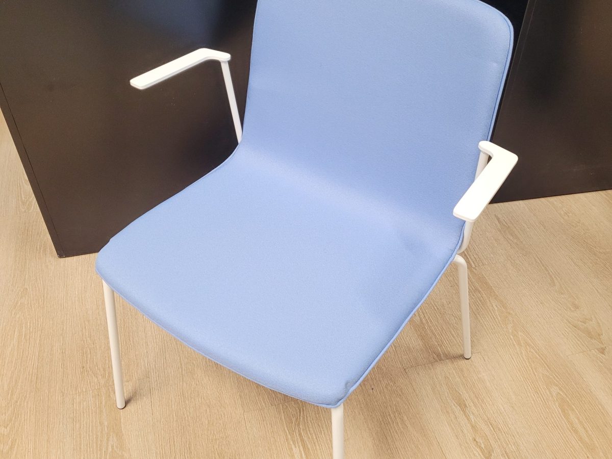 Chaise empilable en tissus bleu et blanc Pedrali DESIR - OCCASION – Image 2