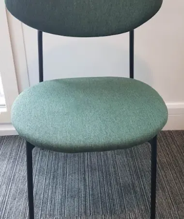 Chaise verte dossier ovale HOSHI - OCCASION – Image 3