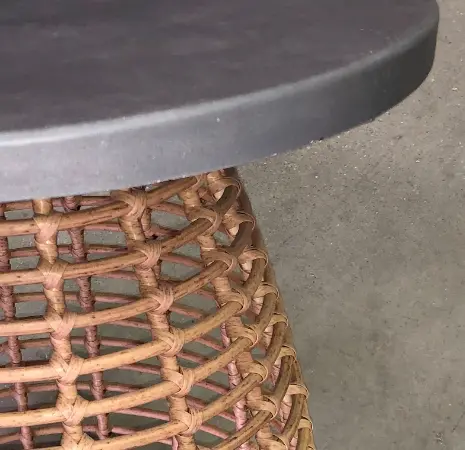 Table basse style béton ciré et pied osier DESIR 5 - OCCASION – Image 3