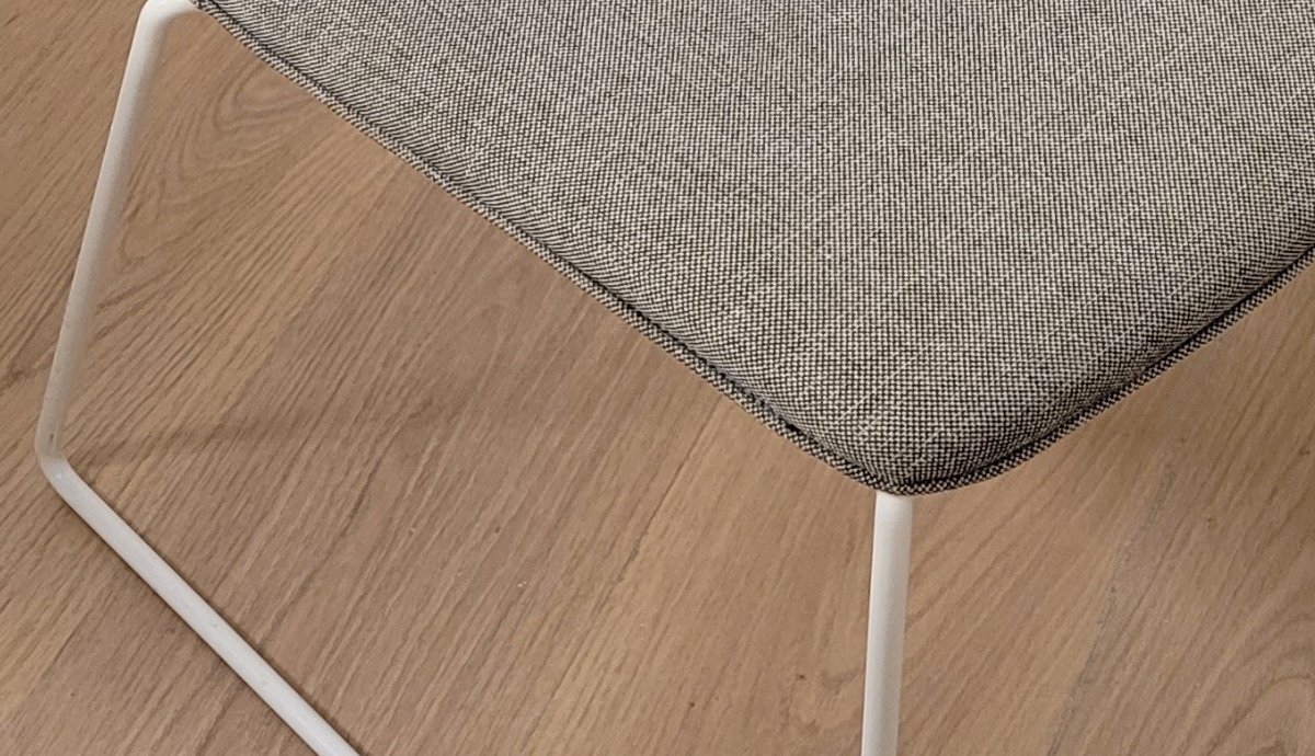 Chaise empilable en tissus gris DESIR 6 - OCCASION – Image 4