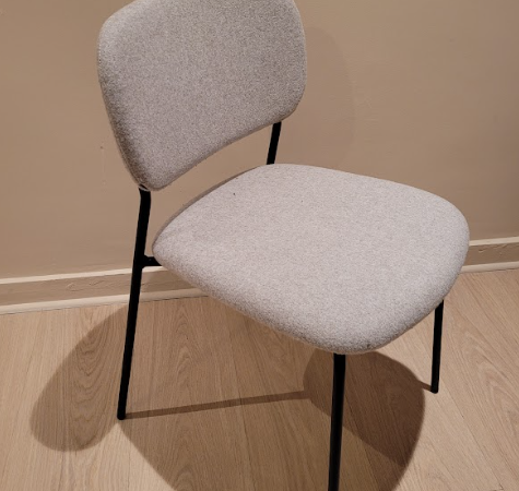 Chaise empilable Pedrali beige et noire DESIR 6 - OCCASION – Image 2