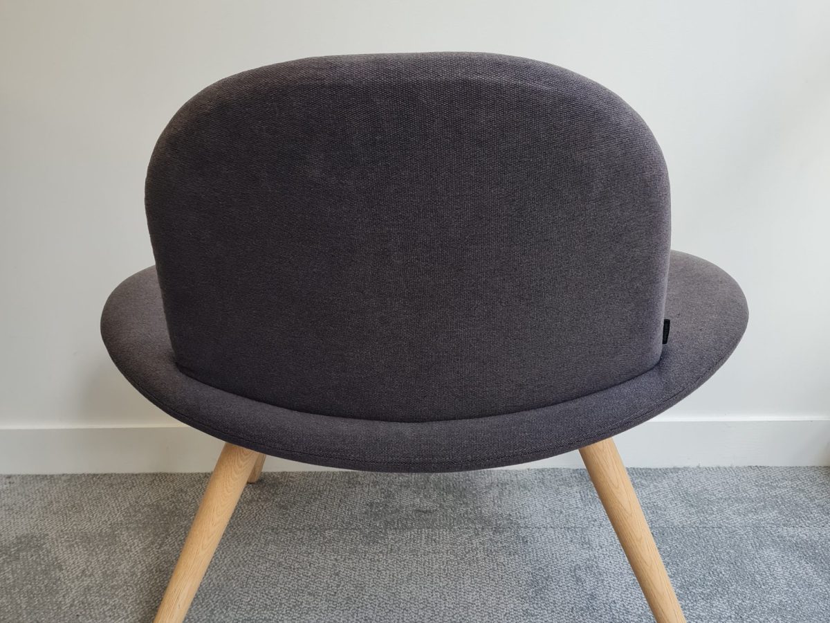 Chauffeuse Softline en tissu noir et pieds en bois JOBI - OCCASION – Image 3