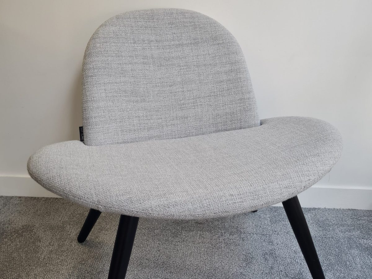 Chauffeuse Softline en tissu gris avec pieds noirs JOBI - OCCASION – Image 2