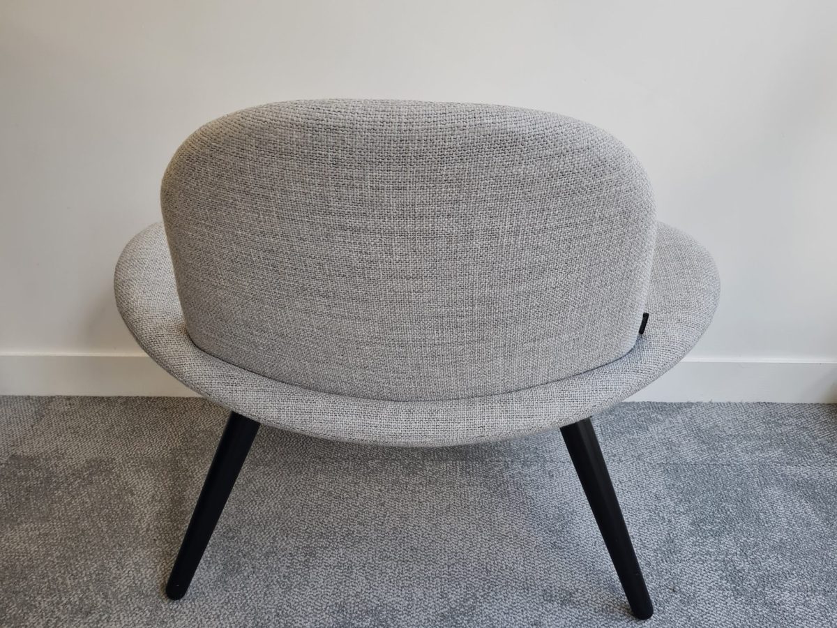 Chauffeuse Softline en tissu gris avec pieds noirs JOBI - OCCASION – Image 4