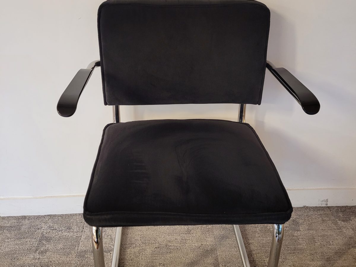 Chaise Ridge Rib ZUIVER noire en velours avec accoudoirs DESIR - OCCASION – Image 2