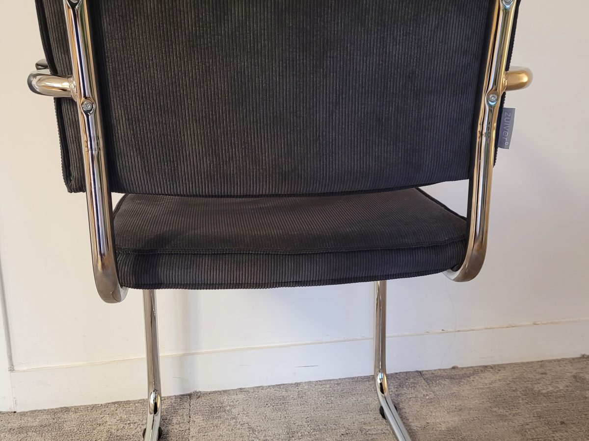 Chaise Ridge Rib ZUIVER noire en velours avec accoudoirs DESIR - OCCASION – Image 4