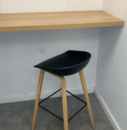 Tabouret design noir et pieds bois JOBI - OCCASION – Image 3